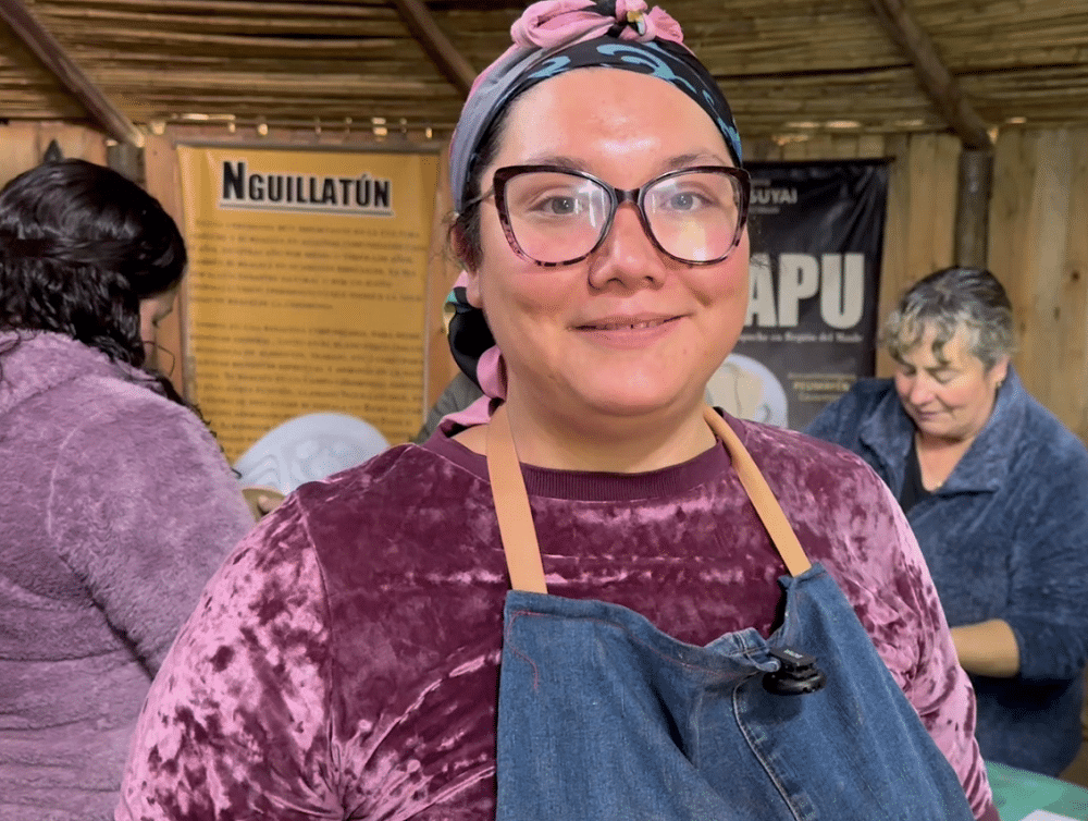 Participantes del taller de alfarería mapuche en la Ruka Huechelu Suyai de Constitución