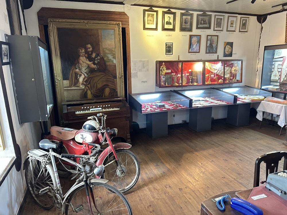 Vista del Museo Histórico Religioso y Paleontológico de Curepto y parte de su colección patrimonial.